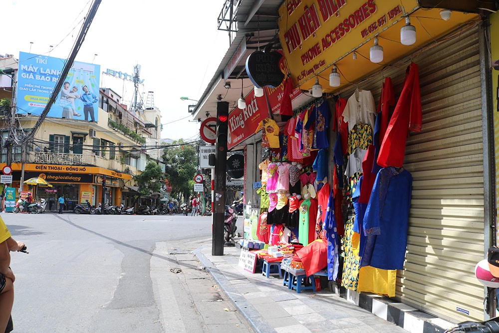 Một cửa hàng nằm ngay ngã tư đông đúc người qua lại nhưng cũng chịu cảnh vắng khách.