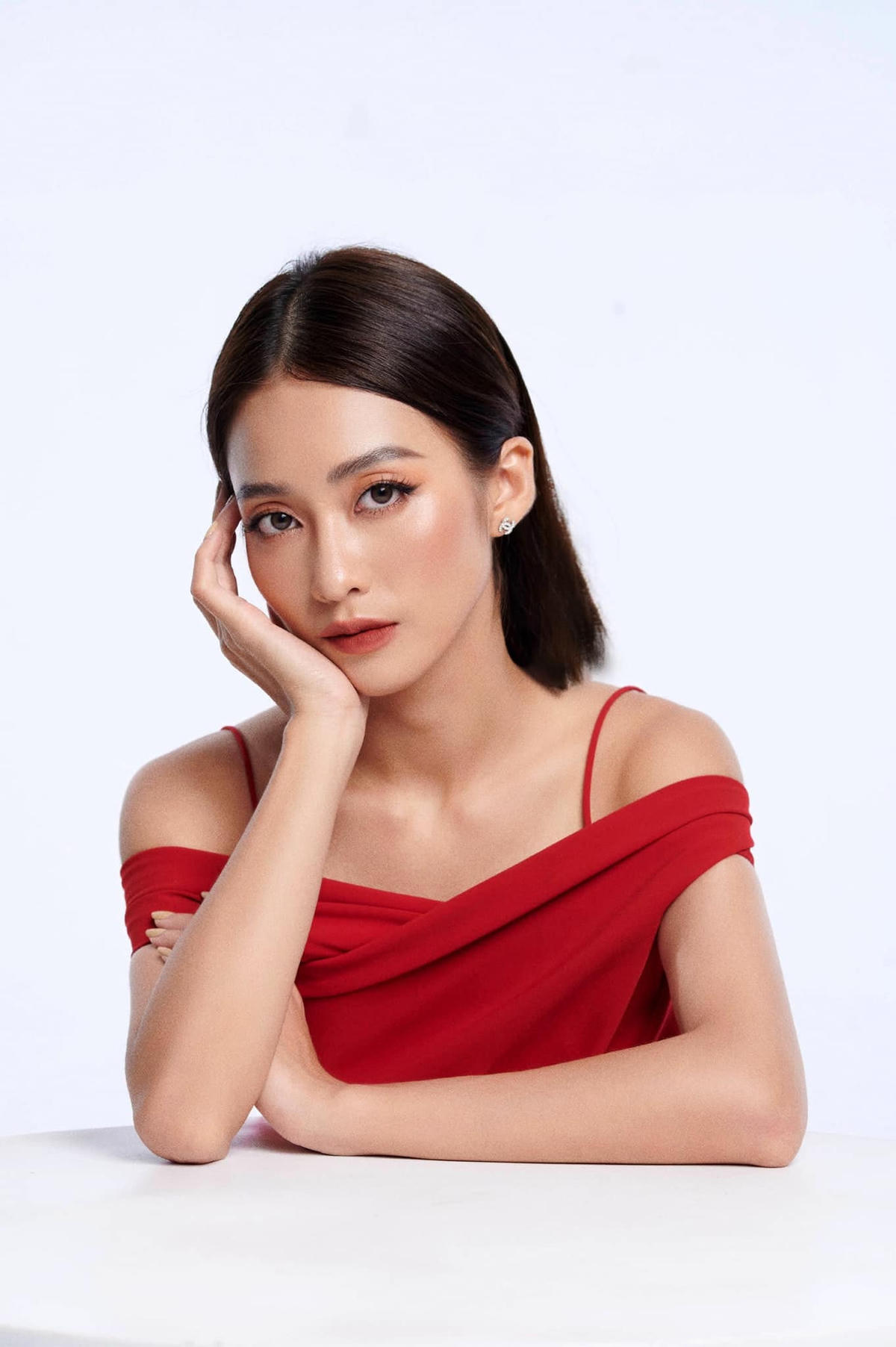 Thiết kế trễ nải kết hợp với gam màu nóng giúp Khả Ngân khoe trọn đôi vai mỏng manh, quyến rũ của mình.