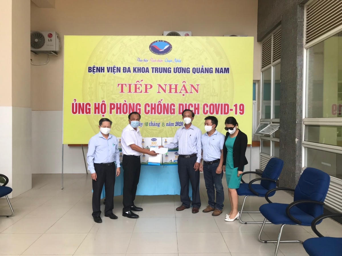 TS Mai Văn Mười trao tiền hỗ trợ cho các y, bác sĩ BVĐK TƯ Quảng Nam.