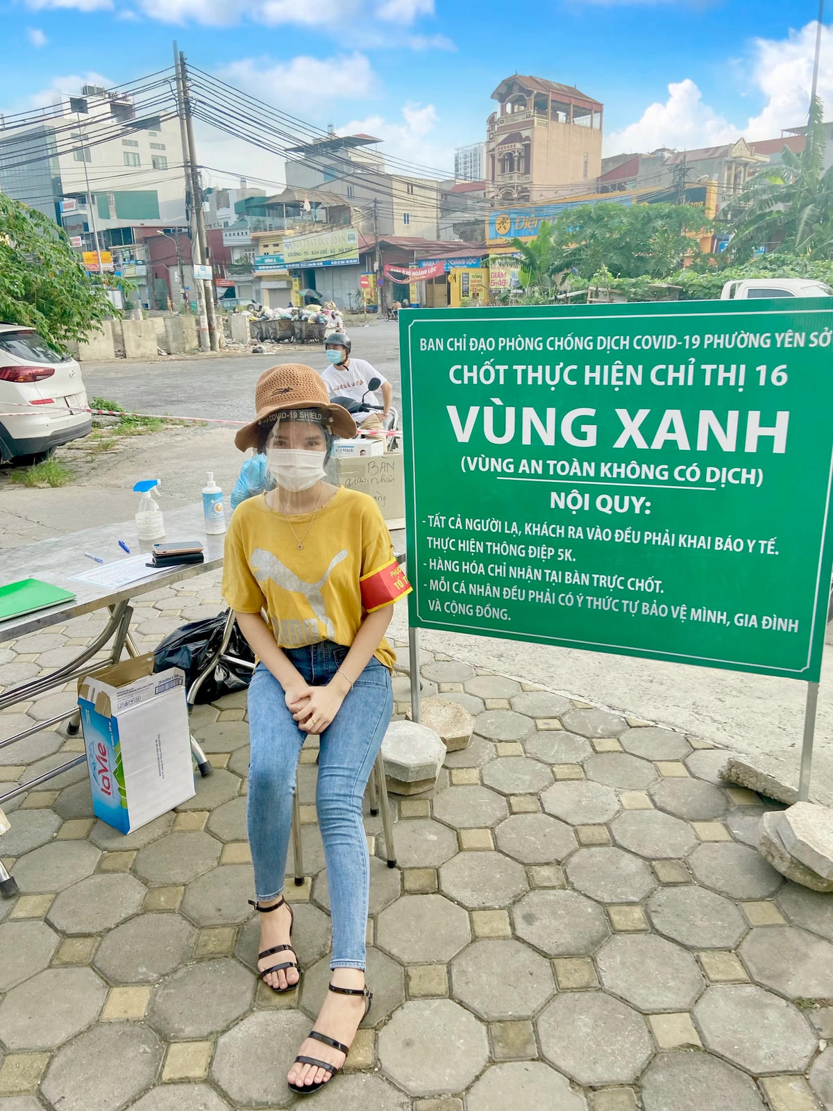 Nhiều bạn trẻ tinh nguyện dành thời gian trong những ngày Hà Nội giãn cách để gác chốt, chống dịch.