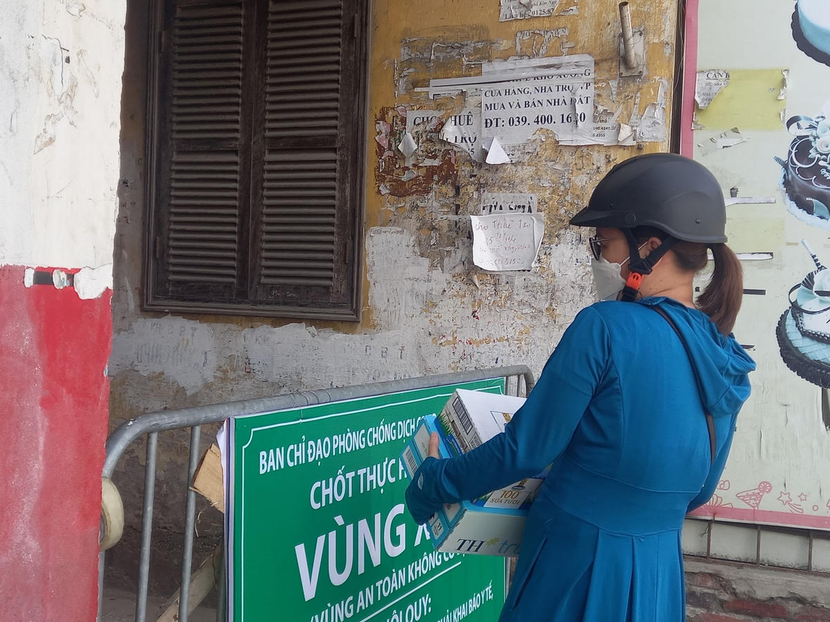 Người từ nơi khác đến sẽ không được di chuyển vào khu vực "vùng xanh", nếu giao hàng thực hiện ngay tại chốt kiểm soát. 
