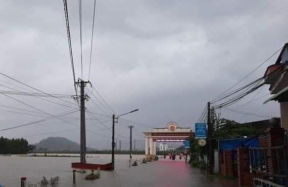 Đường giao thông tại xã Phước Nghĩa, huyện Tuy Phước bị ngập sâu.