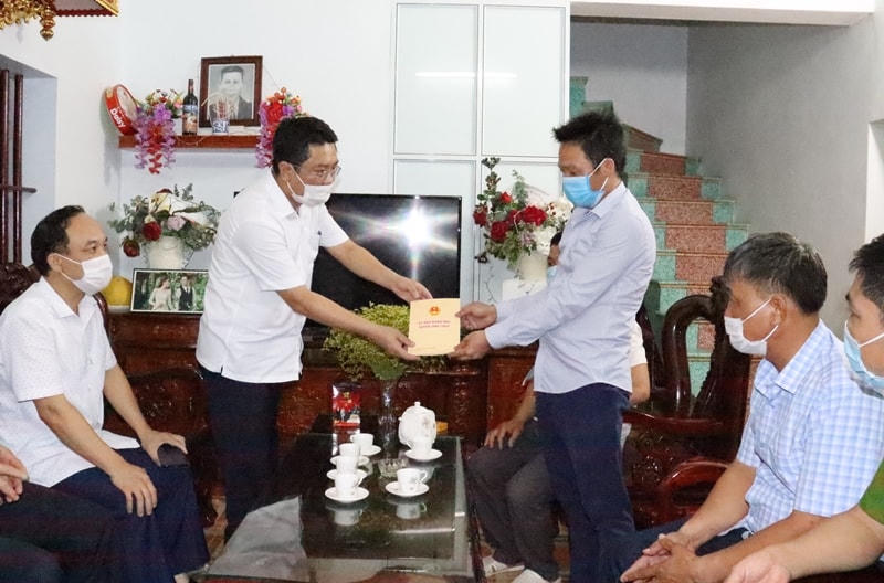 Chủ tịch UBND huyện Giao Thủy Doãn Quang Hùng đến thăm hỏi, động viên, hỗ trợ gia đình các nạn nhân.