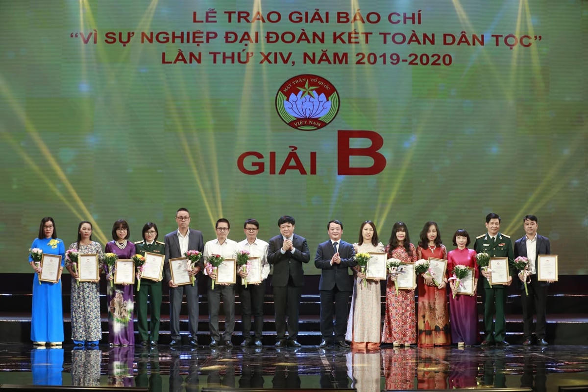 Ông Hầu A Lềnh, Ủy viên Trung ương Đảng, Phó Chủ tịch  - Tổng Thư ký UBTƯ MTTQ Việt Nam và ông Nguyễn Thế Kỷ, Ủy viên Trung ương Đảng, Tổng Giám đốc Đài tiếng nói Việt Nam trao giải cho các tác giả đạt giải B. 