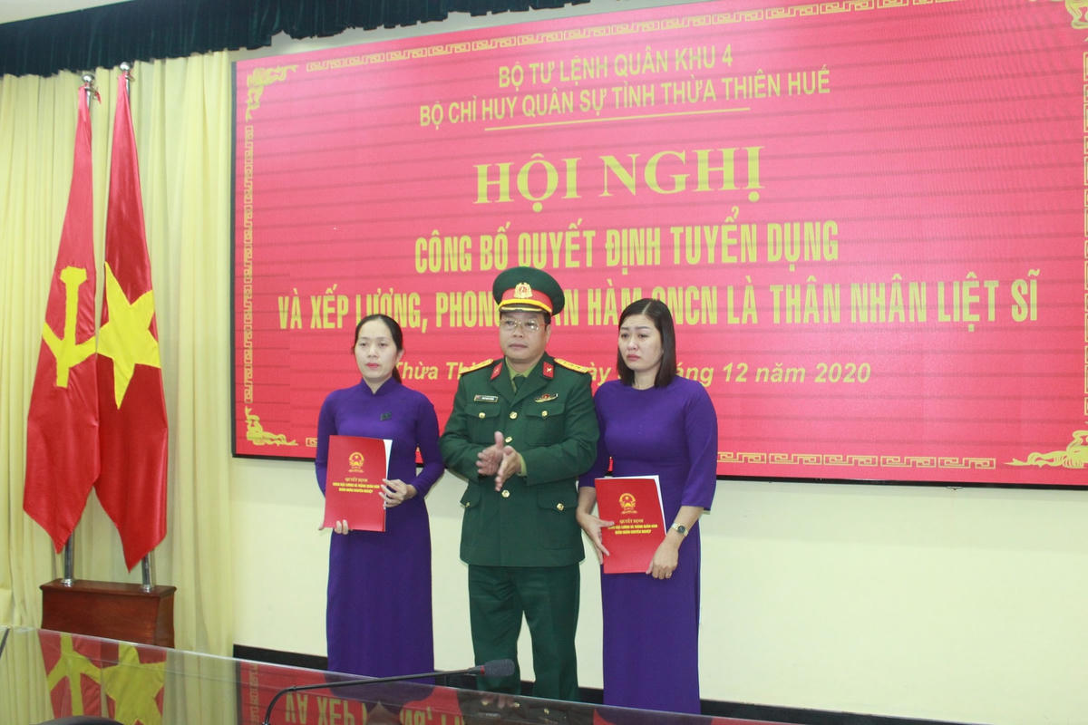 Thượng tá Ngô Nam Cường, Chỉ huy trưởng Bộ Chỉ huy Quân sự tỉnh Thừa Thiên – Huế trao quyết định quân nhân chuyên nghiệp cho vợ 2 liệt sĩ.