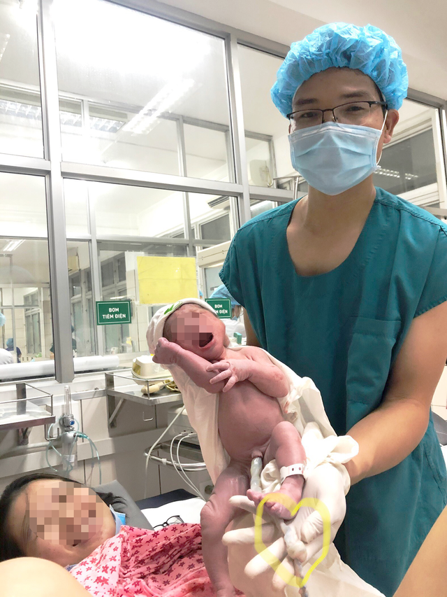 Bé trai chào đời với dây rốn thắt nút. Ảnh: BVCC.