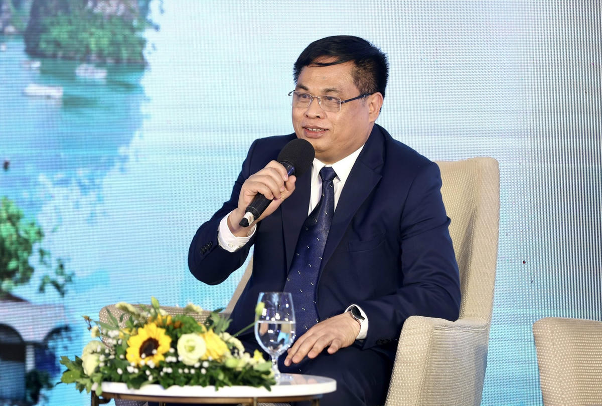 Ông Phạm Ngọc Thủy trao đổi tại tọa đàm.
