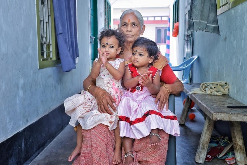 Bà Yerramatti Mangayamma,75 tuổi, cùng với cặp song sinh 18 tháng tuổi.