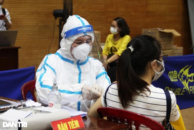 Theo các chuyên gia, việc uống thuốc chống dị ứng trước khi đi tiêm để phòng nguy cơ sốc phản vệ như người dân truyền tai là không có giá trị.