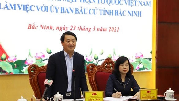 Phó Chủ tịch - Tổng Thư ký Hầu A Lềnh phát biểu tại cuộc làm việc.