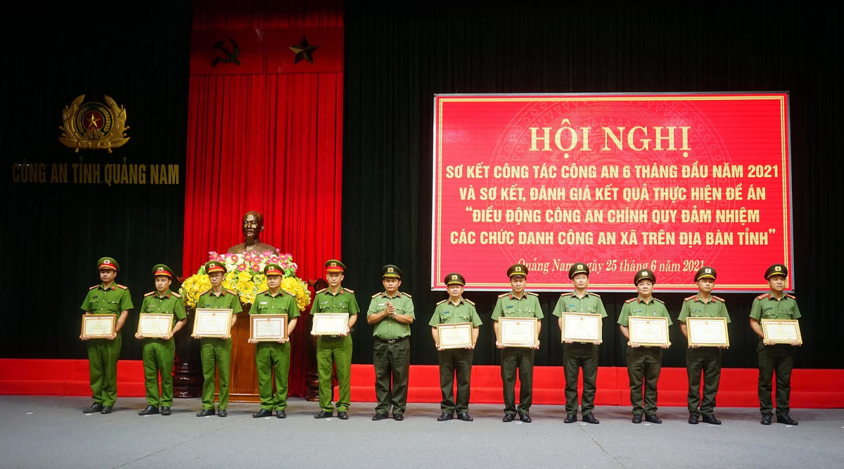 Thừa ủy quyền của Bộ Công an, Đại tá Huỳnh Sông Thu, Phó Giám đốc Công an tỉnh trao Bằng khen của Bộ Công an cho các cá nhân.