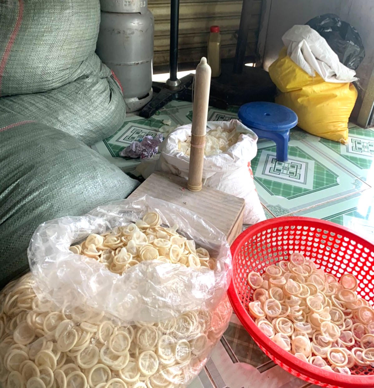 Chưa thể truy nguồn gốc của số bao cao su cũ này.