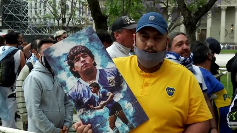 Người hâm mộ vẫn vô cùng yêu quý Maradona, xót thương vô hạn khi ông qua đời. Ảnh: Reuters.