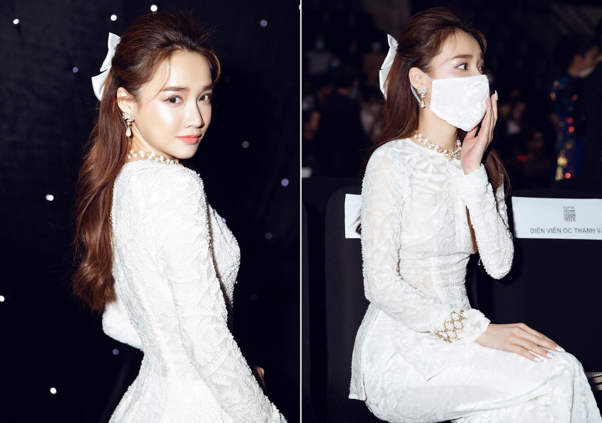 Nhã Phương nhắn nhủ mọi người: “Đang trong mùa dịch nên phải cẩn thận hết mức nha cả nhà”. Cô vui vẻ khi được ekip chuẩn bị chu đáo khẩu trang mix and match với trang phục đến dự show thời trang của NTK Bảo Bảo.