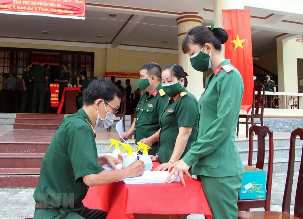 Cử tri lực lượng vũ trang Hậu Giang bầu cử sớm. (Ảnh: Hồng Thái/TTXVN).