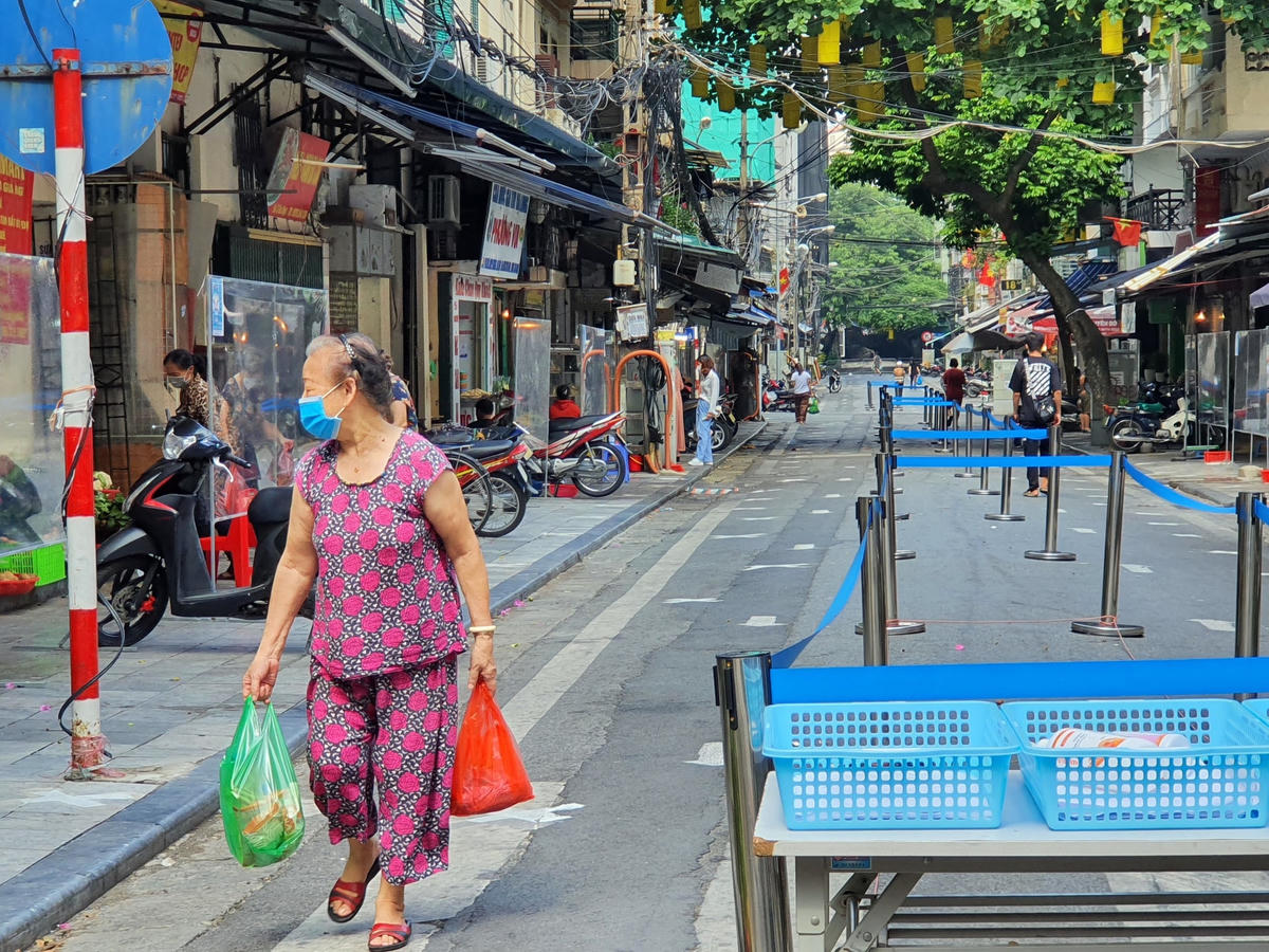 Bà Nguyễn Thị Định (75 tuổi, phố Hàng Bè) cho biết: "Tôi có lịch đi chợ vào các ngày chẵn, đến đây cảm thấy rất an tâm về công tác phòng chống dịch, mọi thứ đều được làm rất nghiêm ngặt. Tuy nhiên đồ trong chợ ít hơn nhiều so với trước đây...".