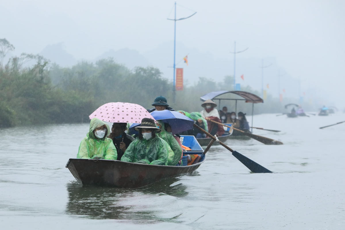 Du khách đội mưa đi lễ chùa Hương  