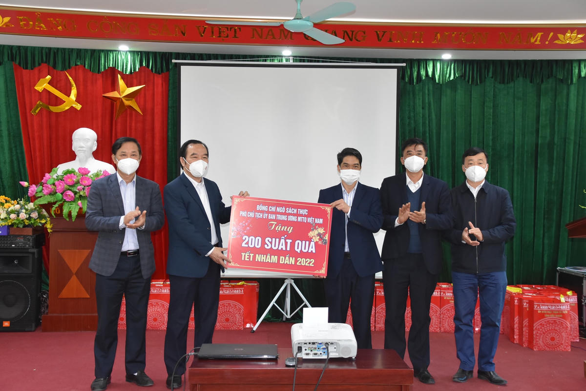 Phó Chủ tịch Ngô Sách Thực trao quà hỗ trợ cho người nghèo tại huyện Việt Yên.