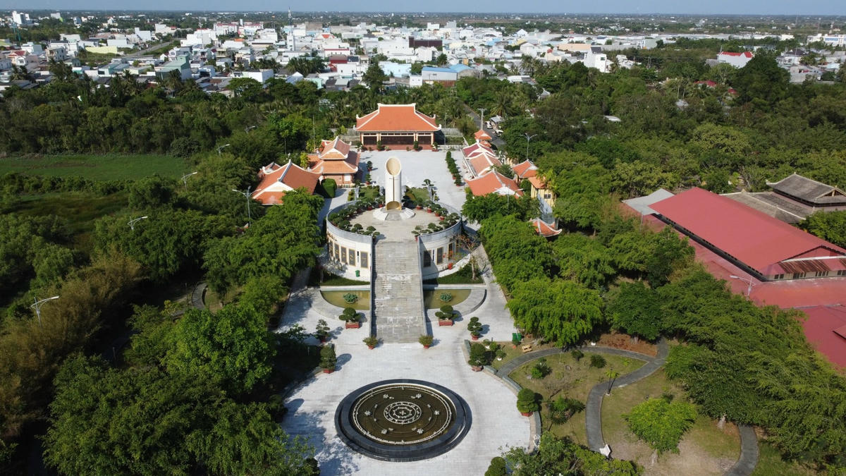 Khu lưu niệm nghệ thuật Đờn ca tài tử Nam bộ và nhạc sĩ Cao Văn Lầu một trong những điểm du lịch nổi tiếng của Bạc Liêu.