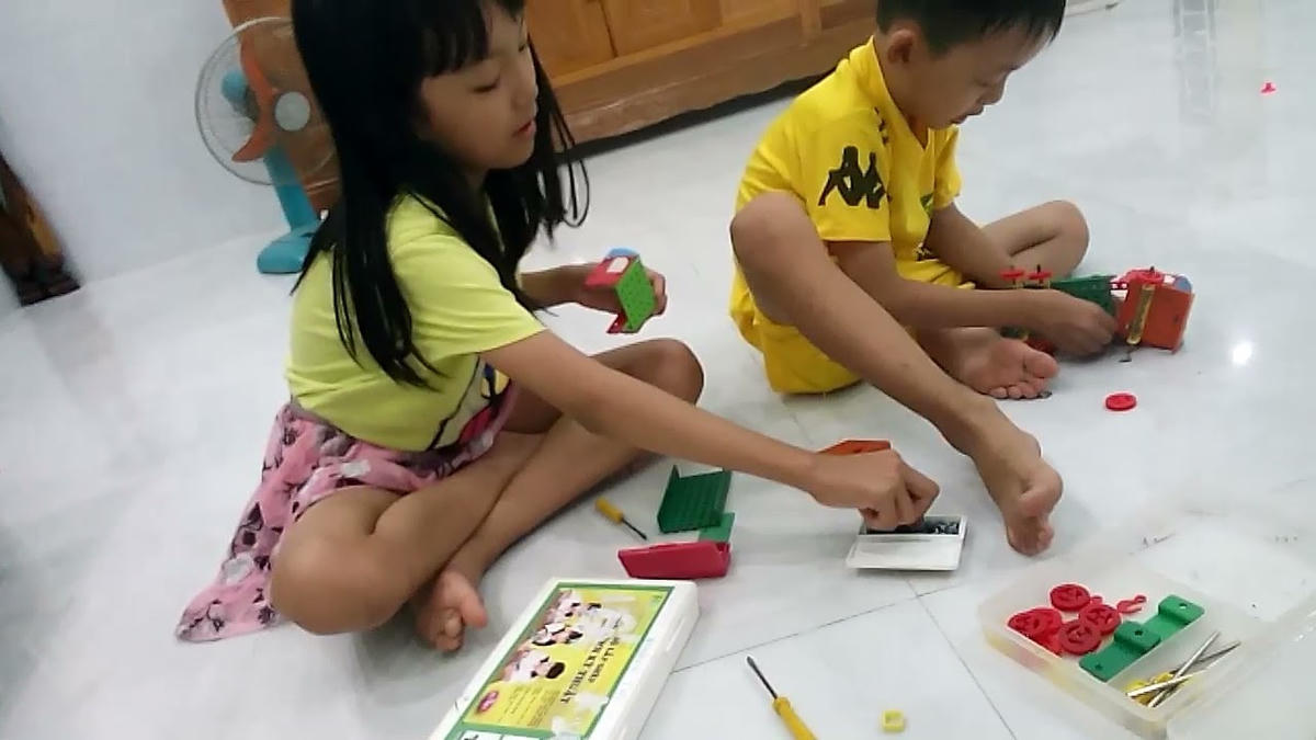 Nghỉ học, các con phải tự trông nhau để bố mẹ đi làm.