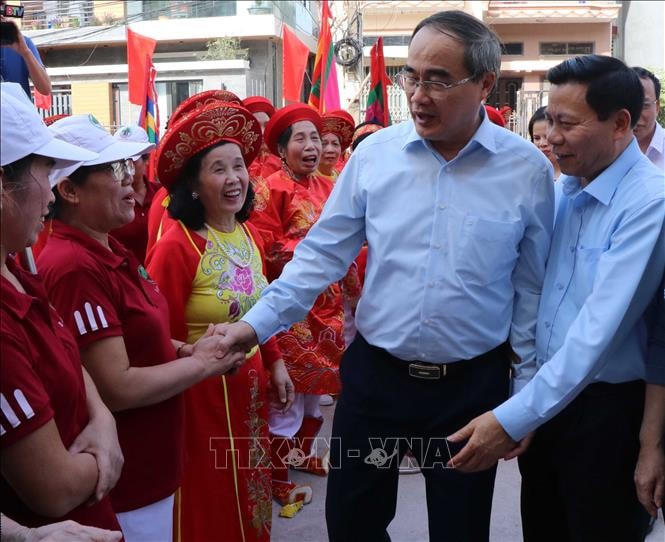 Trưởng Đoàn Đại biểu Quốc hội Thành phố Hồ Chí Minh Nguyễn Thiện Nhân với nhân dân khu phố Trang Liệt (Bắc Ninh). Ảnh: Thanh Thương/TTXVN.