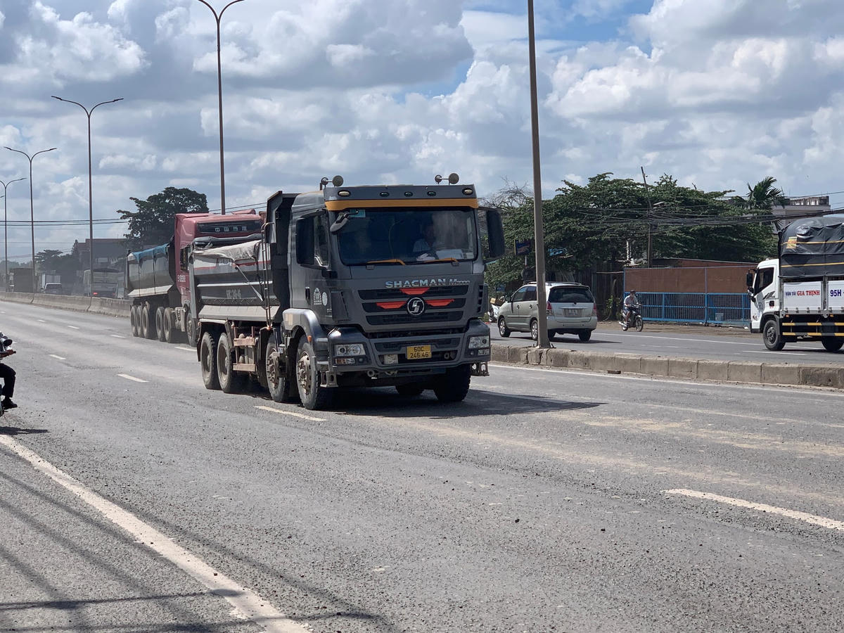 Xe ben chở đất đá nối đuôi nhau chạy liên tục đã “cày” nát Quốc lộ 51.