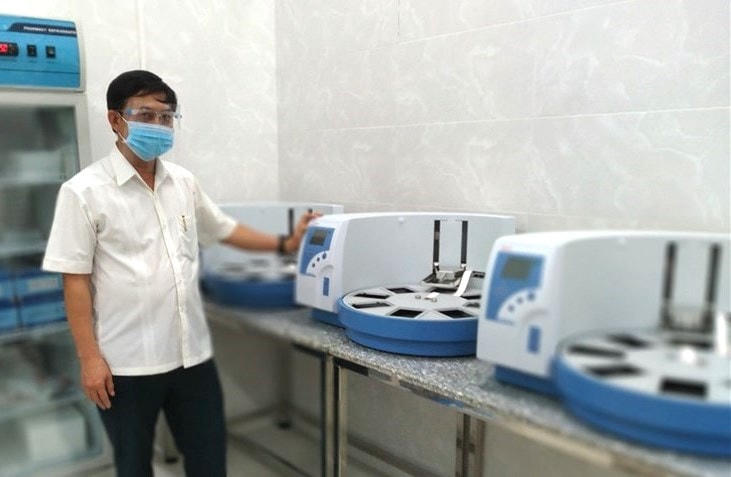 Chủ tịch Ủy ban MTTQ Việt Nam tỉnh Bình Dương bên các máy xét nghiệm mua của Công ty Việt Á.