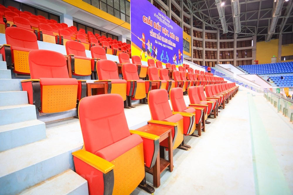 Khu vực khán đài, ghế ngồi đều đã được vệ sinh, sửa chữa và nâng cấp sau 3 năm sử dụng nhằm chuẩn bị cho SEA Games 31. (Ảnh: PV/Vietnam+) .