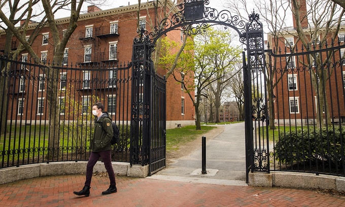 Một sinh viên đi trong khuôn viên Đại học Harvard, Mỹ. Ảnh: Bloomberg.