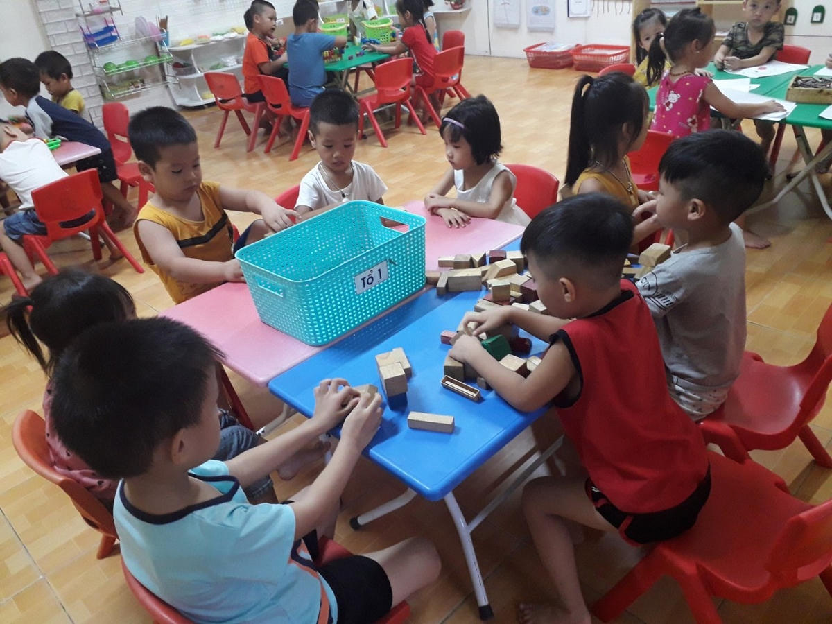 Nhiều phụ huynh "trở tay không kịp" để tìm người trông con mùa dịch. 