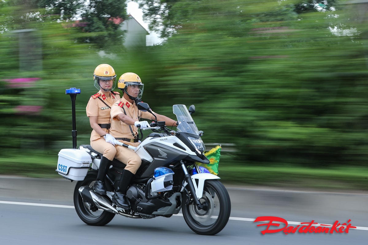 Tập luyện các kỹ năng nâng cao điều khiển xe phân khối lớn.