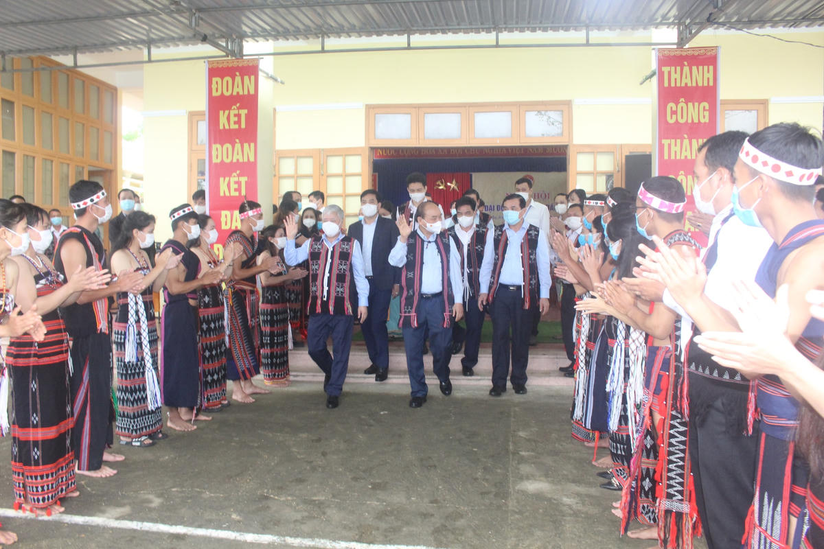 Chủ tịch nước Nguyễn Xuân Phúc và Chủ tịch UBTƯ MTTQ Việt Nam Đỗ Văn Chiến trong vòng tay chào đón của bà con xã Ba.