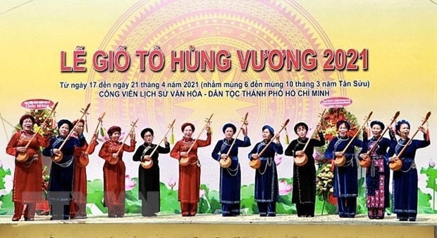Tiết mục hát quan họ đến từ Đội văn nghệ, Hội Cựu Chiến binh quận Tân Phú. (Ảnh: Thu Hương/TTXVN).