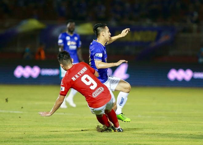 Pha bóng kinh hoàng của Ngô Hoàng Thịnh dẫn đến chấn thương của Hùng Dũng.