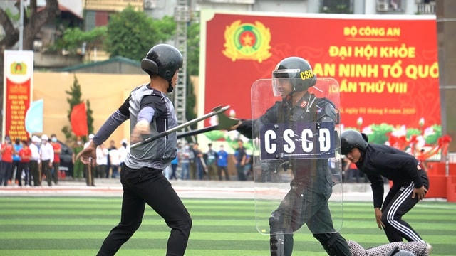                       Cảnh sát chống bạo động dùng khiên biểu diễn đấu đối kháng.