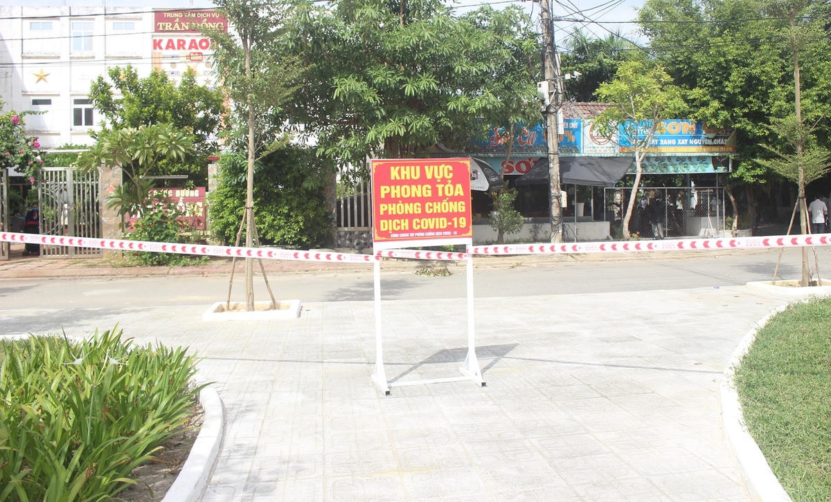Phong tỏa một số khu dân cử để phòng, chống dịch Covid-19.
