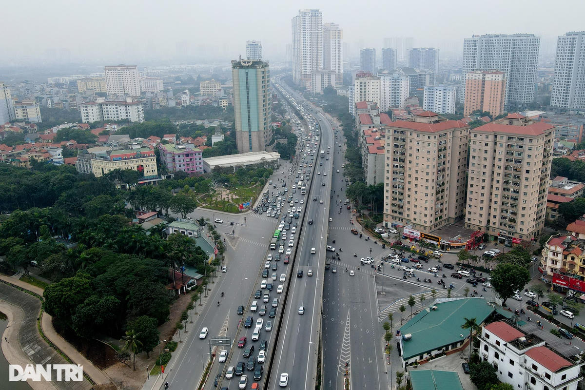 Tại tuyến đường vành đai 3 trên cao, đoạn qua nút giao Nguyễn Xiển (Hà Nội), tình trạng ùn tắc kéo dài hơn 5 km đến tận nút giao hồ Linh Đàm.