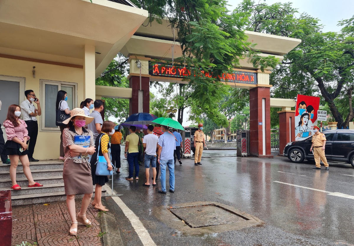 Lực lượng chức năng công an, cảnh sát giao thông, dân quân tự vệ được huy động để đảm bảo an ninh và điều tiết giao thông nhưng vẫn xảy ra hiện tượng ùn tắc kéo dài.