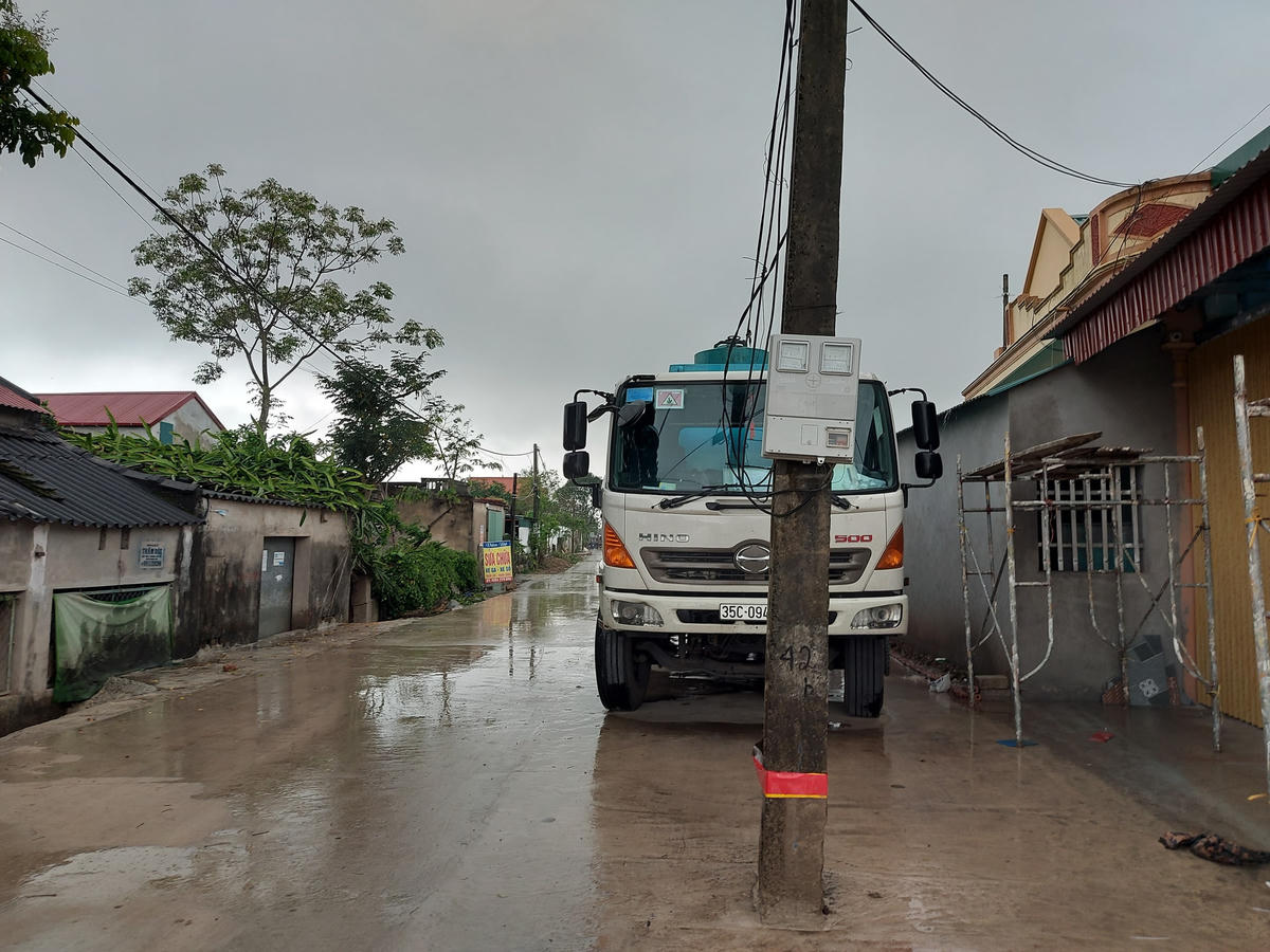 Việc có hàng chục cây cột điện án ngữ giữa đường khiến các phương tiện lưu thông rất dễ gặp tai nạn.
