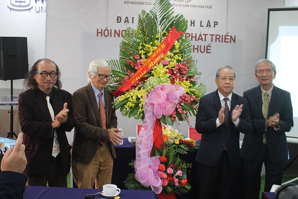 Chủ tịch UBND tỉnh Thừa Thiên - Huế Phan Ngọc Thọ tặng hoa cho lãnh đạo Hội.