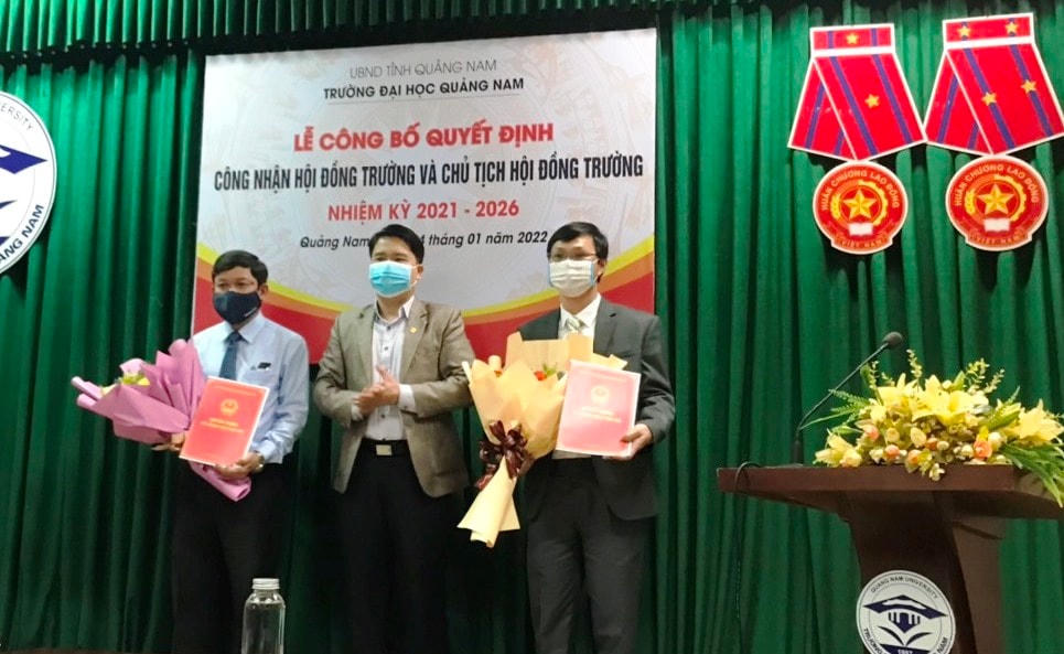 Ông Trần Văn Tân, Phó chủ tịch UBND tỉnh Quảng Nam đã trao các quyết định tại buổi lễ.