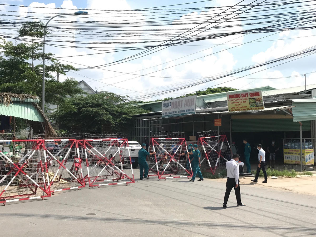 Lực lượng chức năng phong tỏa lối vào chung cư Marina Tower, nơi có ca nhiễm Covid-19 là nhân viên môi giới bất động sản sinh sống.