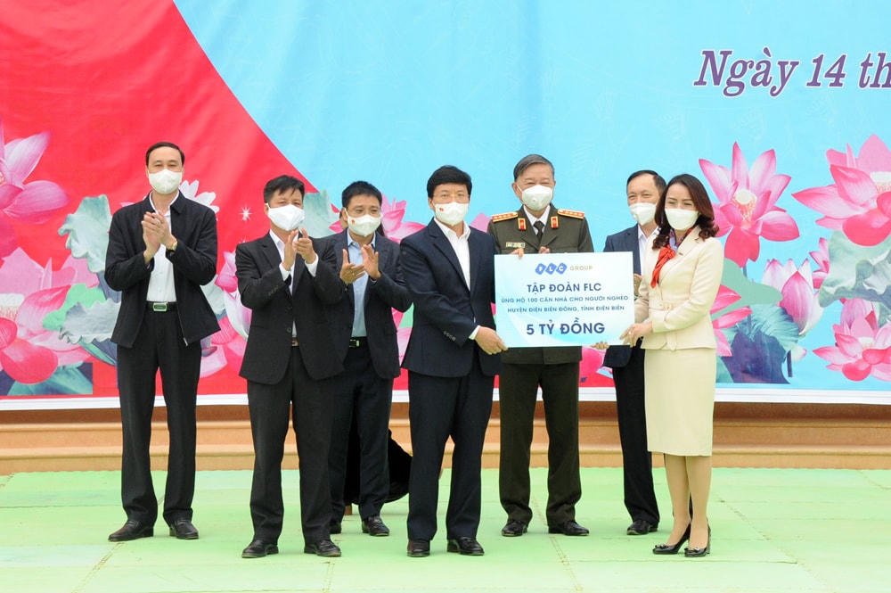 Hưởng ứng lời kêu gọi của Bộ Công an, đại diện một số Ngân hàng và nhà tài trợ trao tiền ủng hộ tiếp tục xây dựng, sửa chữa 1.100 căn nhà cho các hộ nghèo, hộ gặp nhiều khó khăn trên địa bàn tỉnh Điện Biên.