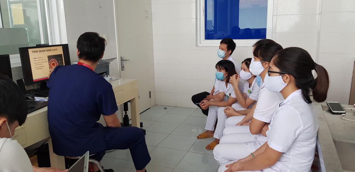 Chuyên gia hỗ trợ điểu trị bệnh nhân Covid-19.