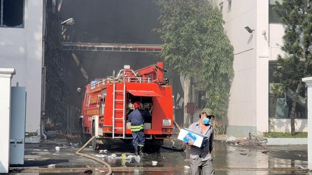 [ẢNH] Hiện trường vụ cháy kho hàng gia dụng rộng hơn 7.000 m2