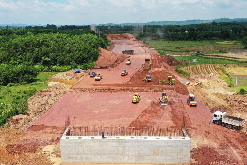 Quảng Ninh đã huy động nguồn lực để đầu tư cao tốc Vân Đồn - Móng Cái. Dự án là mắt xích cuối cùng của chuỗi cao tốc gần 200km dọc tỉnh. Ảnh: Đỗ Phương.