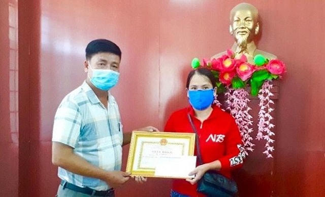 UBND xã Bình Đông khen thưởng cho chị Lê Thị Đại.  