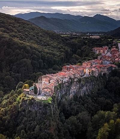 Ngôi làng cổ 'cheo leo' trên vách đá bazan