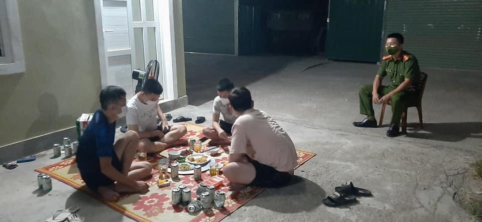 Dù địa phương nơi cư trú đang thực hiện giãn cách theo Chỉ thị 16, tuy nhiên 4 người đàn ông vẫn tụ tập ăn nhậu.