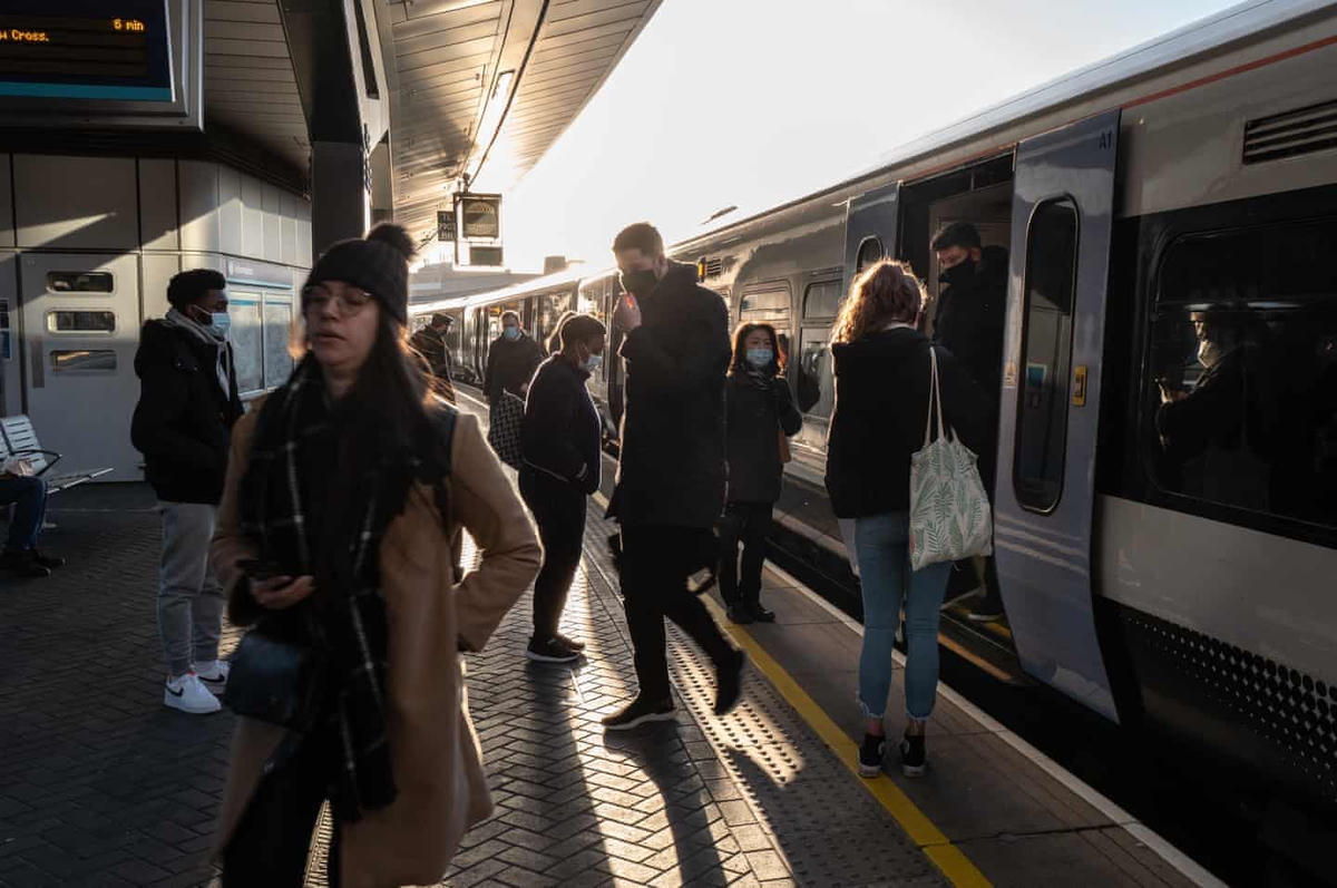 Ga tàu tại Cầu London đông nghịt hành khách. Ảnh: The Guardian.